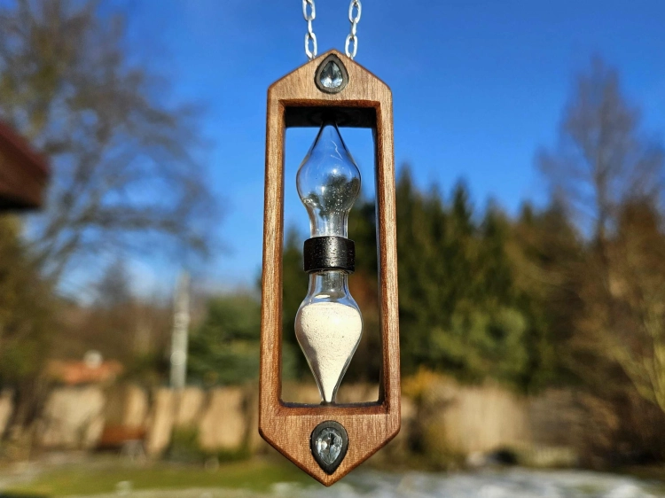 zawieszka-naszyjnik-zaczarowana-klepsydra-topaz-szklo-piasek-drewno-orzech-heban-rekodzielo-bizuteria-drewniana-handmade-2.jpg