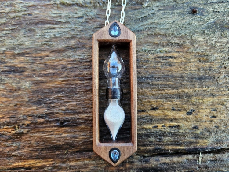 zawieszka-naszyjnik-zaczarowana-klepsydra-topaz-szklo-piasek-drewno-orzech-heban-rekodzielo-bizuteria-drewniana-handmade-5.jpg
