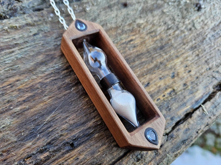 zawieszka-naszyjnik-zaczarowana-klepsydra-topaz-szklo-piasek-drewno-orzech-heban-rekodzielo-bizuteria-drewniana-handmade-6.jpg