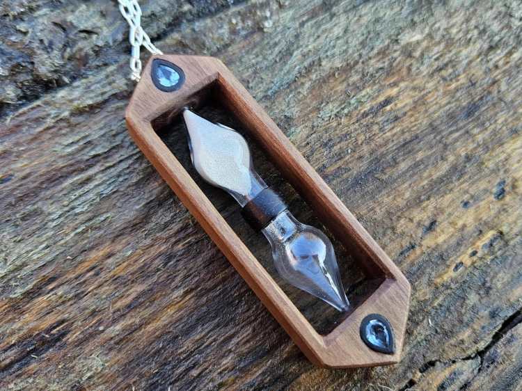 zawieszka-naszyjnik-zaczarowana-klepsydra-topaz-szklo-piasek-drewno-orzech-heban-rekodzielo-bizuteria-drewniana-handmade-7.jpg