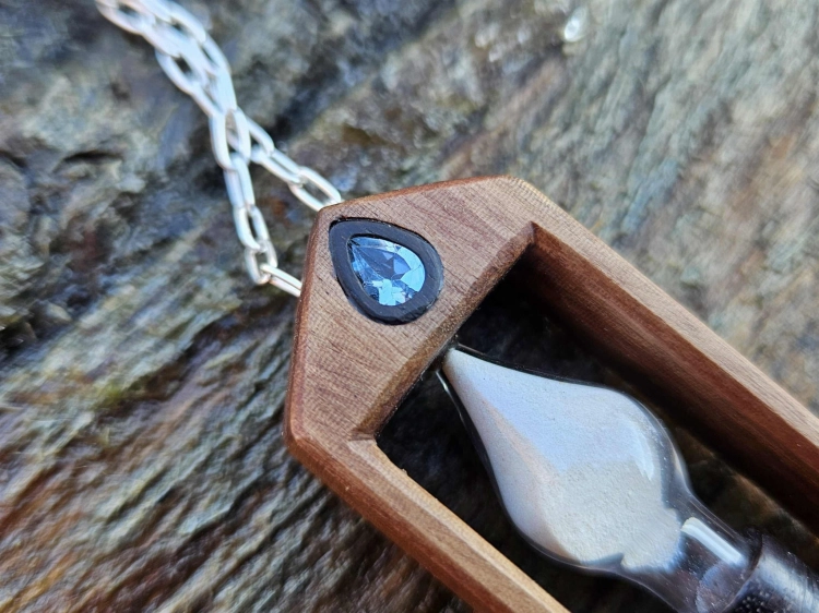 zawieszka-naszyjnik-zaczarowana-klepsydra-topaz-szklo-piasek-drewno-orzech-heban-rekodzielo-bizuteria-drewniana-handmade-8.jpg
