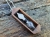 zawieszka-naszyjnik-zaczarowana-klepsydra-topaz-szklo-piasek-drewno-orzech-heban-rekodzielo-bizuteria-drewniana-handmade-9.jpg