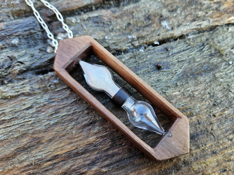 zawieszka-naszyjnik-zaczarowana-klepsydra-topaz-szklo-piasek-drewno-orzech-heban-rekodzielo-bizuteria-drewniana-handmade-9.jpg