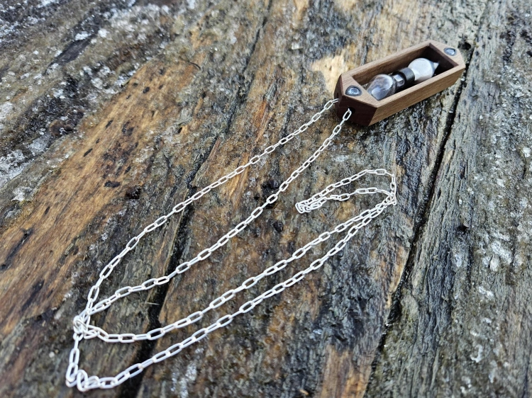 zawieszka-naszyjnik-zaczarowana-klepsydra-topaz-szklo-piasek-drewno-orzech-heban-rekodzielo-bizuteria-drewniana-handmade-10.jpg