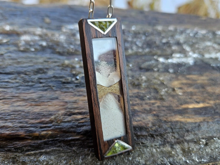 zawieszka-naszyjnik-nowoczesna-klepsydra-peridot-szklo-piasek-drewno-wenge-orzech-rekodzielo-bizuteria-drewniana-handmade-2.jpg