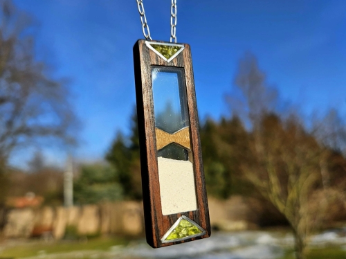 zawieszka-naszyjnik-nowoczesna-klepsydra-peridot-szklo-piasek-drewno-wenge-orzech-rekodzielo-bizuteria-drewniana-handmade-4.jpg