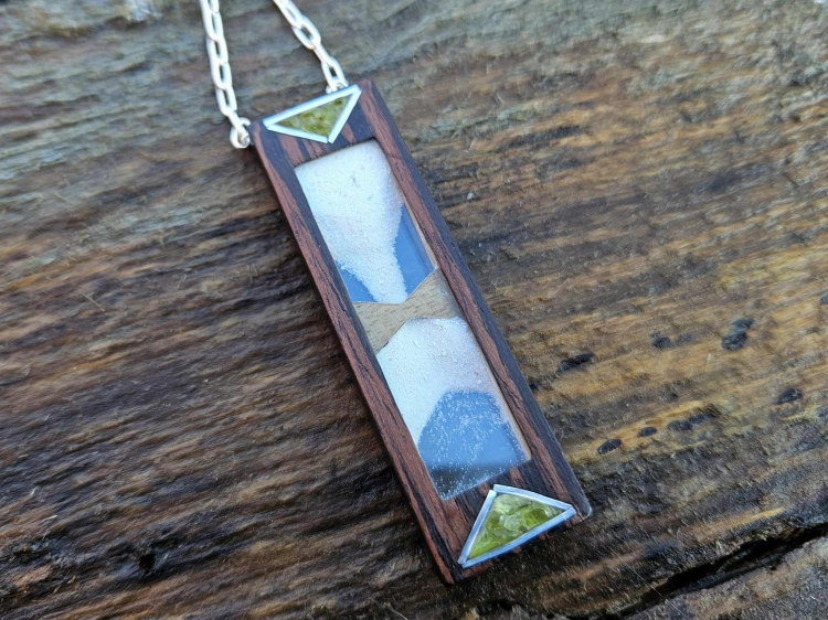zawieszka-naszyjnik-nowoczesna-klepsydra-peridot-szklo-piasek-drewno-wenge-orzech-rekodzielo-bizuteria-drewniana-handmade-5.jpg