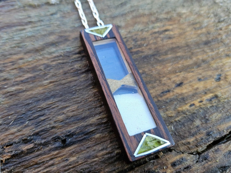 zawieszka-naszyjnik-nowoczesna-klepsydra-peridot-szklo-piasek-drewno-wenge-orzech-rekodzielo-bizuteria-drewniana-handmade-6.jpg