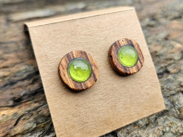 kolczyki-leśne-krople-peridot-drewno-zebrano-srebro-rekodzielo-bizuteria-handmade-2.jpg