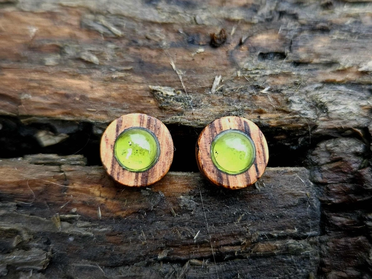 kolczyki-leśne-krople-peridot-drewno-zebrano-srebro-rekodzielo-bizuteria-handmade-3.jpg