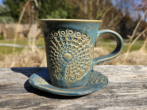 kubek-z-podstawka-kosmiczne-kregi-rekodzielo-250ml-bez-blekit-ceramika-artystyczna-handmade.jpg