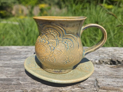 kubek-z-podstawka-basniowa-mandala-rekodzielo-250-ml-bez-fiolet-blekit-ceramika-artystyczna.jpg