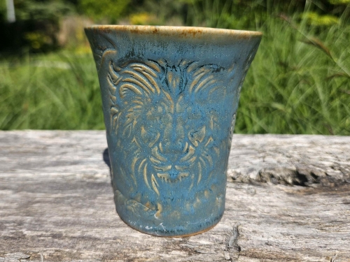 kubek-lew-w-tajemniczym-ogrodzie-rekodzielo-330-ml-niebieski-ceramika-artystyczna-2.jpg