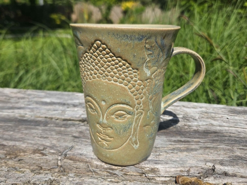 kubek-budda-w-basniowym-ogrodzie-rekodzielo-500-ml-bez-fiolet-blekit-ceramika-artystyczna.jpg