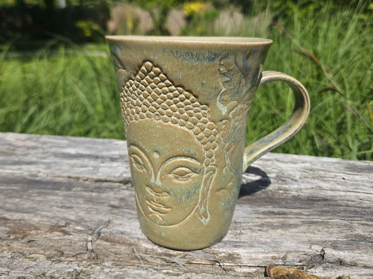 kubek-budda-w-basniowym-ogrodzie-rekodzielo-500-ml-bez-fiolet-blekit-ceramika-artystyczna.jpg