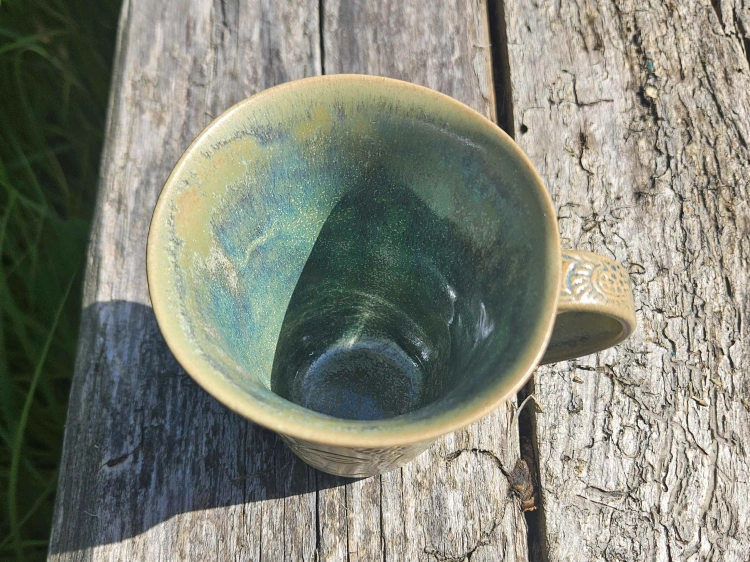 kubek-budda-w-basniowym-ogrodzie-rekodzielo-500-ml-bez-fiolet-blekit-ceramika-artystyczna-2.jpg