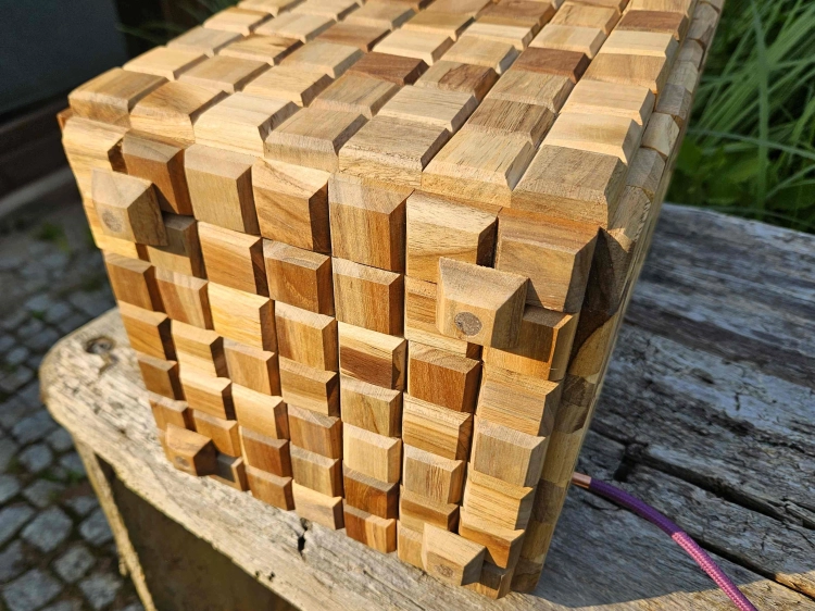 lampa-geometryczna-jaskinia-drewno-teak-rekodzielo-drewniana-lampa-handmade-12.jpg