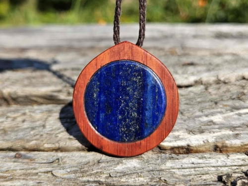 naszyjnik-drewniany-kosmiczna-otchlan-drewno-padouk-lapis-lazuli-rekodzielo.jpg