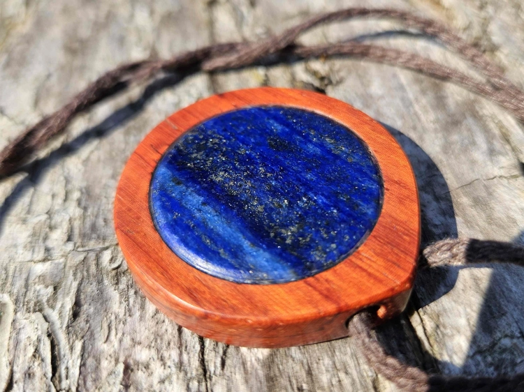 naszyjnik-drewniany-kosmiczna-otchlan-drewno-padouk-lapis-lazuli-rekodzielo-4.jpg