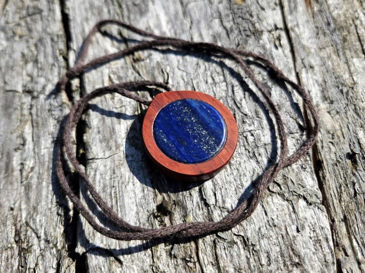 naszyjnik-drewniany-kosmiczna-otchlan-drewno-padouk-lapis-lazuli-rekodzielo-2.jpg