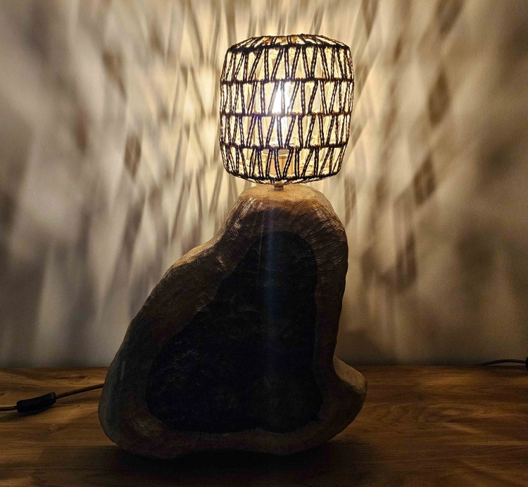 lampa-drewniana-surowe-piekno-drewno-orzech-rekodzielo-4.jpg