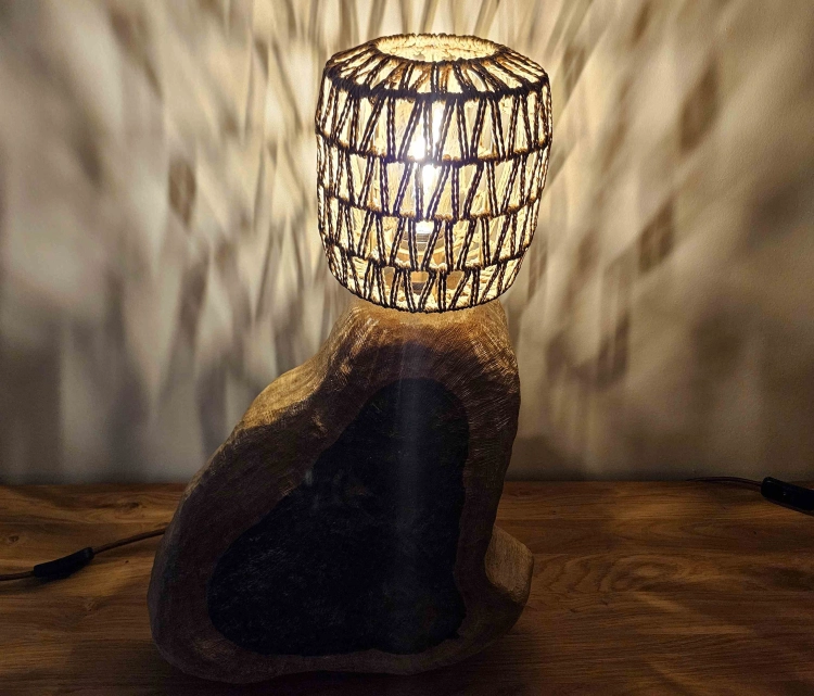 lampa-drewniana-surowe-piekno-drewno-orzech-rekodzielo-5.jpg