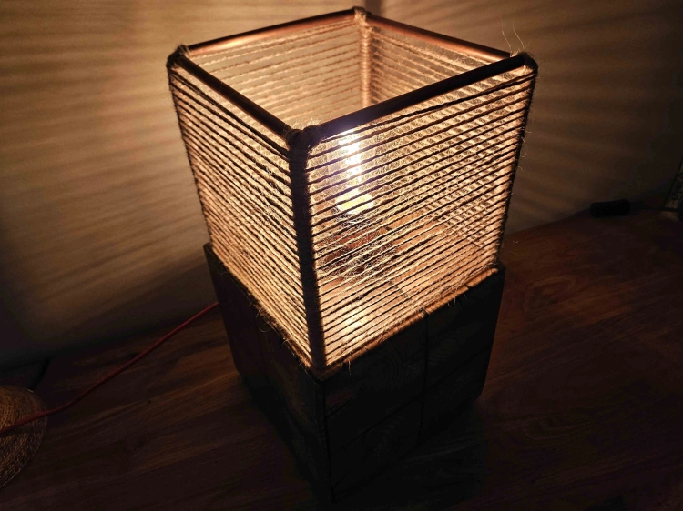 lampa-drewniana-naturalna-symetria-drewno-modrzew-miedz-sznur-jutowy-rekodzielo-3.jpg