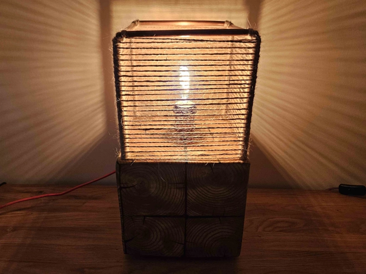 lampa-drewniana-naturalna-symetria-drewno-modrzew-miedz-sznur-jutowy-rekodzielo-4.jpg