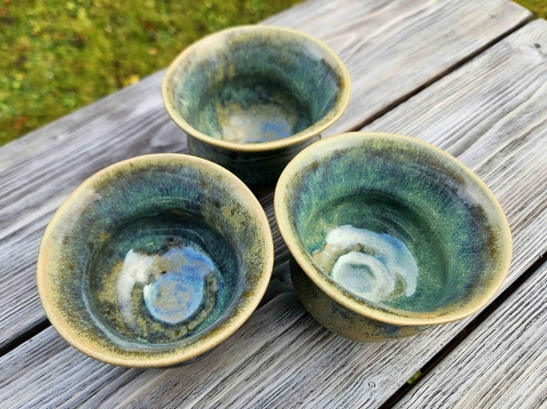 czarka-ceramiczna-matcha-basniowy-minimalizm-rekodzielo-bez-fiolet-niebieski-2.jpg