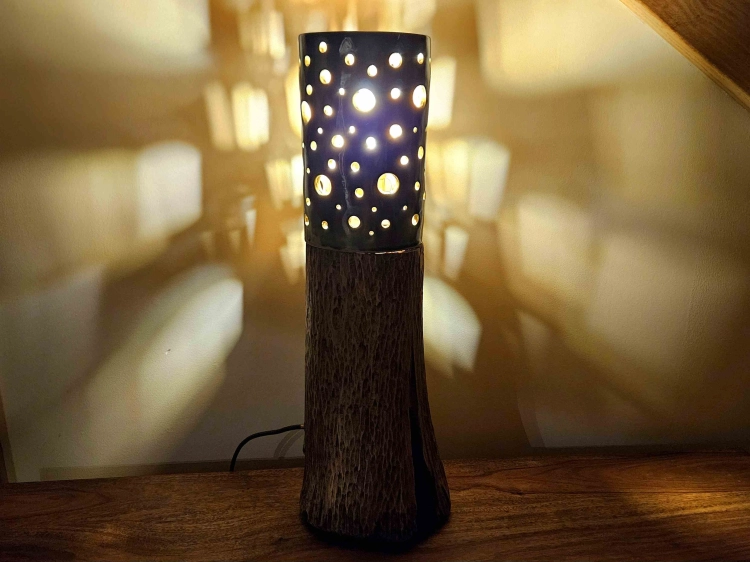lampa-drewniana-lesna-pochodnia-drewno-lipa-ceramika-rekodzielo-2.jpg