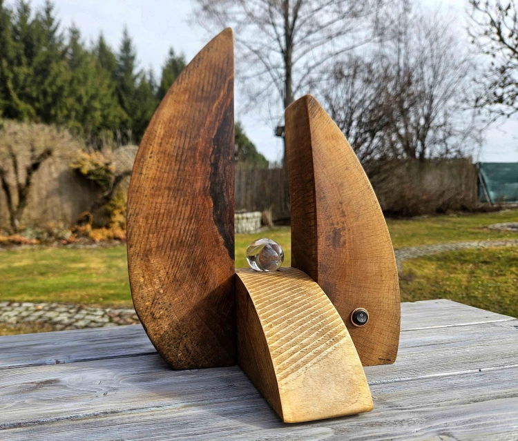 lampa-drewniana-kosmiczne-wrota-drewno-orzech-rekodzielo-3.jpg