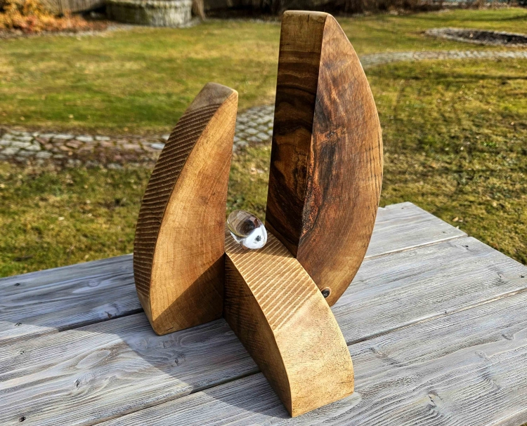 lampa-drewniana-kosmiczne-wrota-drewno-orzech-rekodzielo.jpg