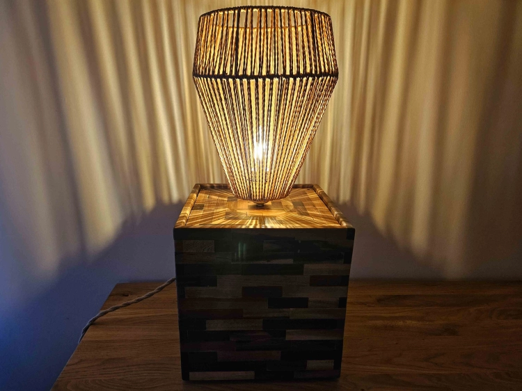 lampa-drewniana-basniowa-wieza-drewno-orzech-rio-rekodzielo-9.jpg