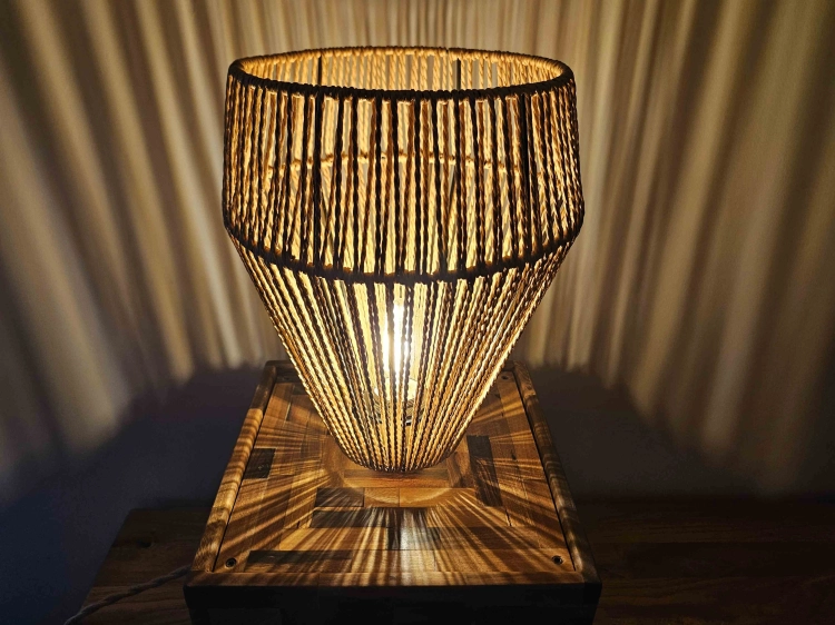 lampa-drewniana-basniowa-wieza-drewno-orzech-rio-rekodzielo-10.jpg