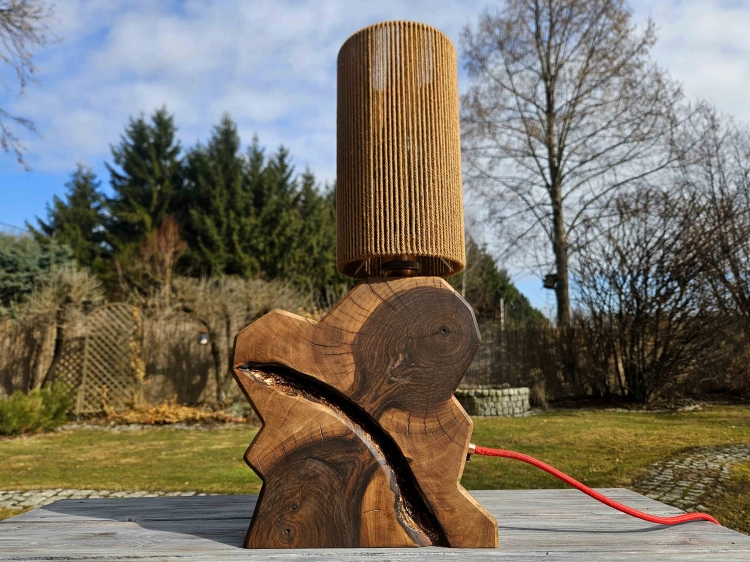 lampa-drewniana-jaskinia-skarbow-drewno-orzech-miedz-rekodzielo.jpg