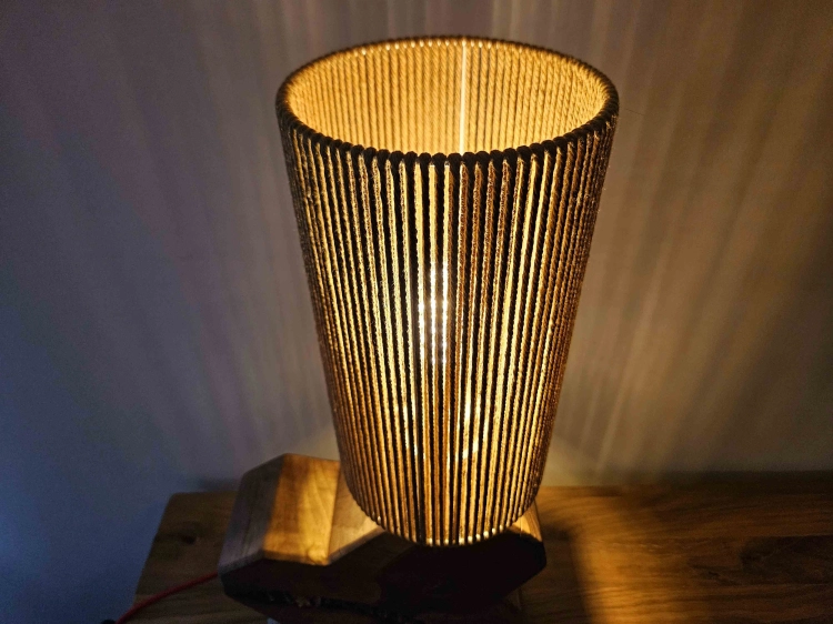 lampa-drewniana-jaskinia-skarbow-drewno-orzech-miedz-rekodzielo-11.jpg