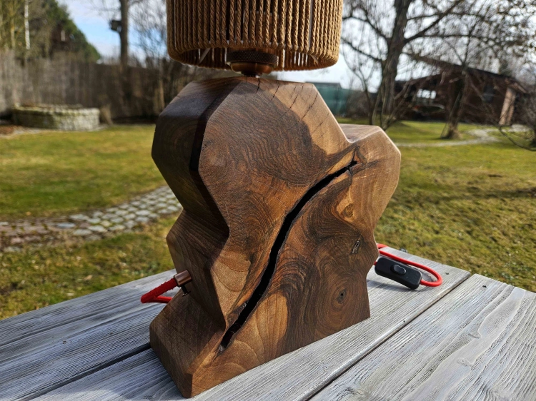 lampa-drewniana-jaskinia-skarbow-drewno-orzech-miedz-rekodzielo-9.jpg
