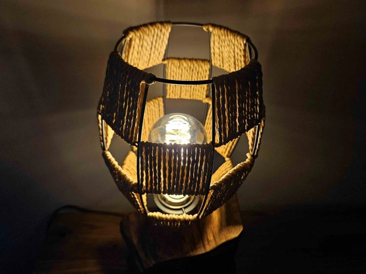 lampa-drewniana-naturalna-elegancja-drewno-orzech-miedz-rekodzielo-8.jpg