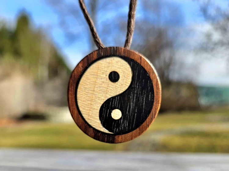 naszyjnik-drewniany-yin-yang-drewno-heban-klon-kanadyjski-mahon-rekodzielo.jpg