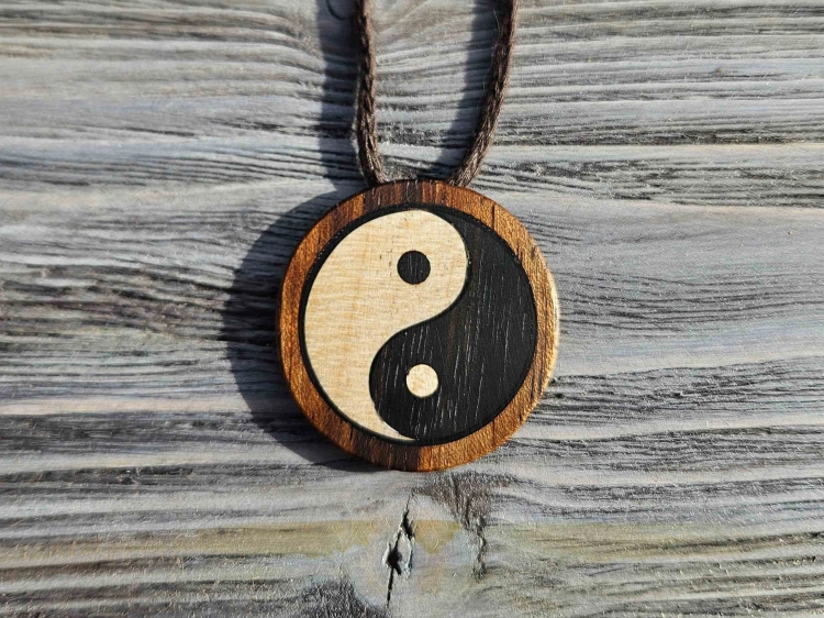 naszyjnik-drewniany-yin-yang-drewno-heban-klon-kanadyjski-mahon-rekodzielo-2.jpg