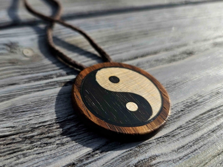 naszyjnik-drewniany-yin-yang-drewno-heban-klon-kanadyjski-mahon-rekodzielo-3.jpg