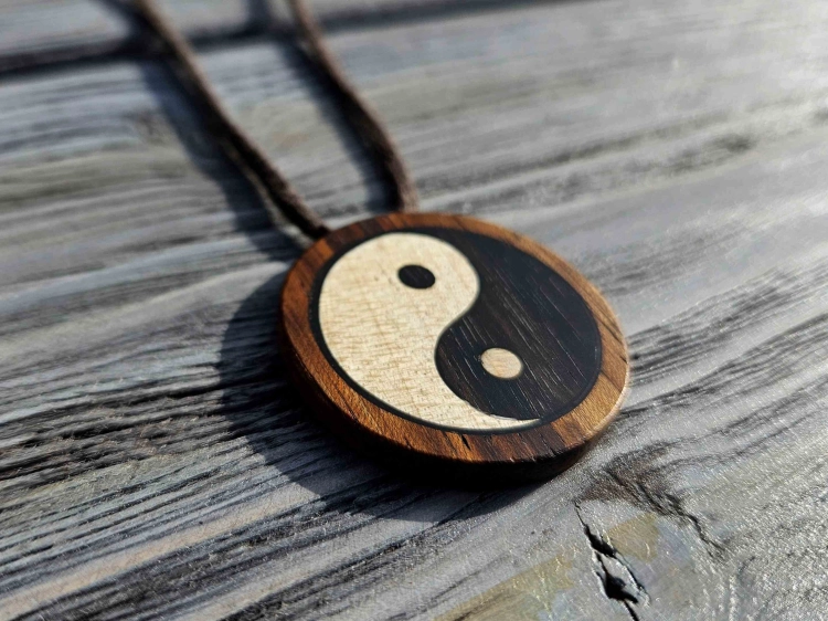 naszyjnik-drewniany-yin-yang-drewno-heban-klon-kanadyjski-mahon-rekodzielo-4.jpg