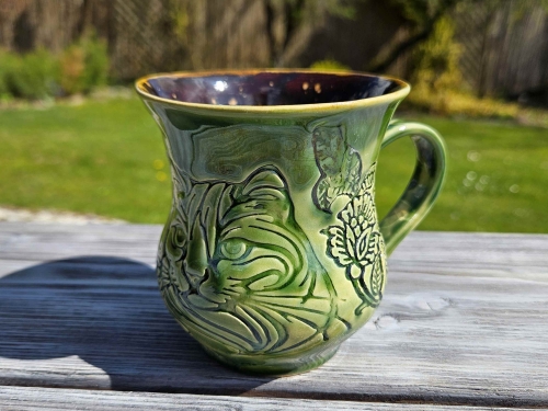 kubek-ceramiczny-zielony-kot-w-ogrodzie-rekodzielo-zielen.jpg