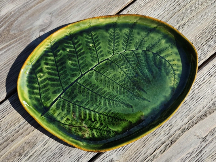 talerz-ceramiczny-glebia-paproci-rekodzielo-zielen.jpg