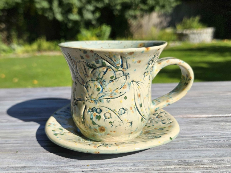 filizanka-ceramiczna-bajkowa-natura-rekodzielo-blekit-bez-braz.jpg