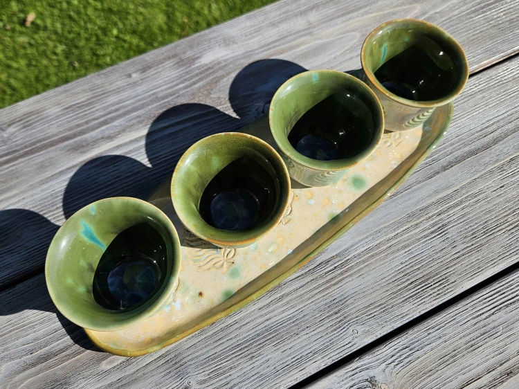czarki-z-podstawka-ceramiczne-tropikalny-swit-rekodzielo-zielen-biel-2.jpg