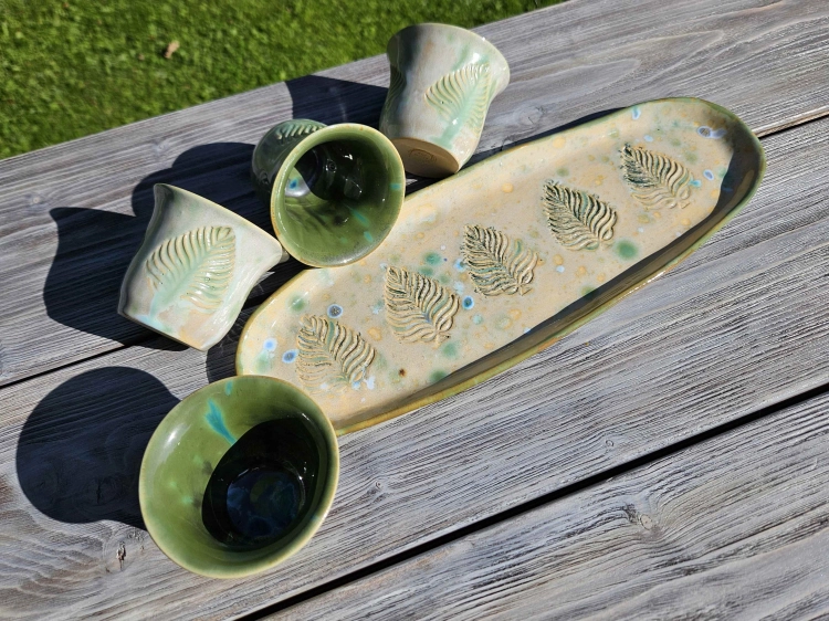 czarki-z-podstawka-ceramiczne-tropikalny-swit-rekodzielo-zielen-biel-3.jpg