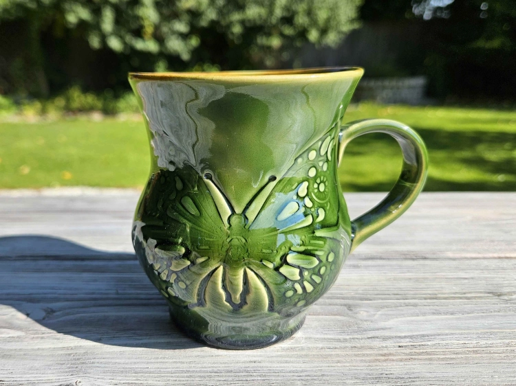 kubek-ceramiczny-lesny-motyl-rekodzielo-zielen.jpg