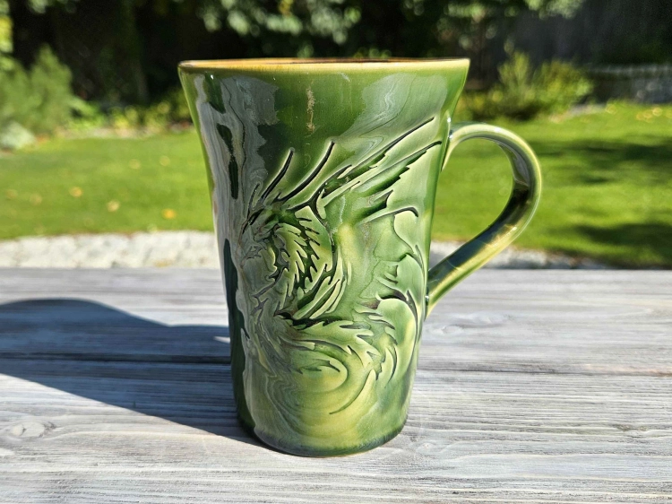 kubek-ceramiczny-lesny-smok-rekodzielo-zielen.jpg