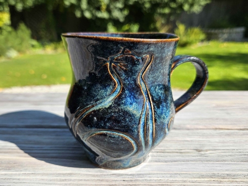 kubek-ceramiczny-nocny-kot-rekodzielo-granat-blekit.jpg
